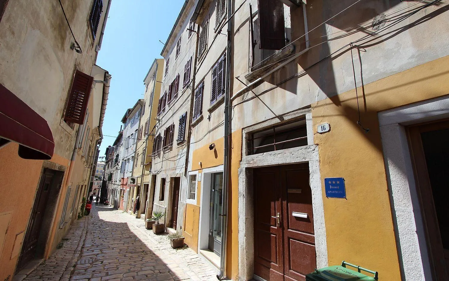 Atemberaubendes Altstadtapartment Mit Privater Terasse, Aussendusche - Nur 500 Meter Zum Strand Rovinj 0*,