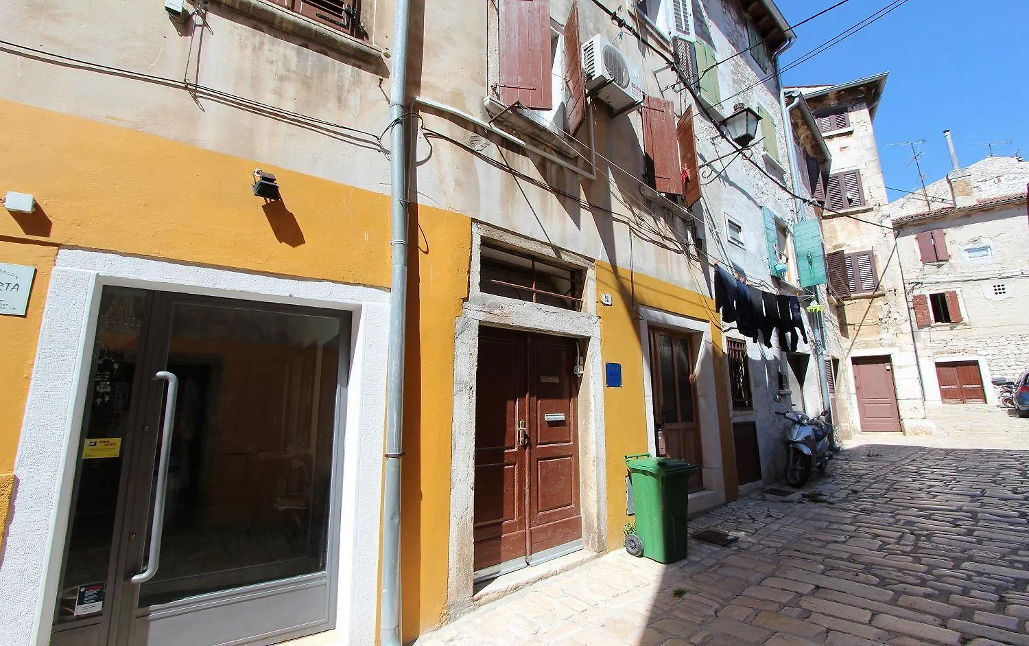 Atemberaubendes Altstadtapartment Mit Privater Terasse, Aussendusche - Nur 500 Meter Zum Strand Rovinj Apartment